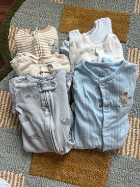Set of 6 long sleeve footed onesies